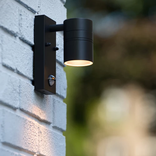 Lucide ARNE-LED IR - Wandspot / Wandlamp Binnen/Buiten - Ø 6,3 cm - LED - GU10 - 1x5W 2700K - IP44 - Beweging & dag/nacht sensor - Zwart - sfeer 1